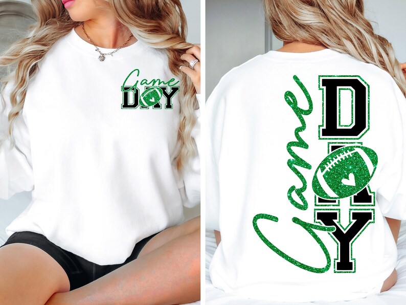 K&ouml;nnte beinhalten: Wei&szlig;es Sweatshirt mit dem Text "Game Day" in Gr&uuml;n und Schwarz, mit einer Football-Grafik. Das Design befindet sich auf der Vorder- und R&uuml;ckseite des Sweatshirts. Ein l&auml;ssiges, sportliches Kleidungsst&uuml;ck.