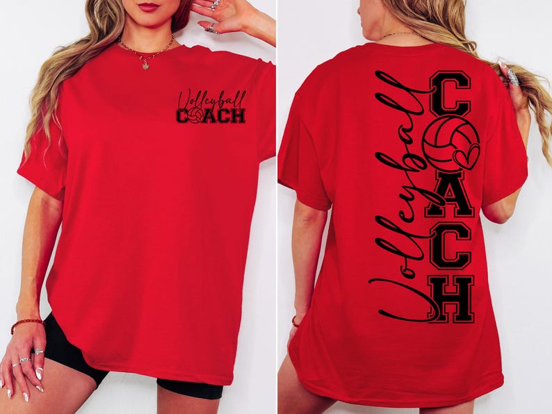 K&ouml;nnte beinhalten: Rotes T-Shirt mit kurzen &Auml;rmeln mit dem Text "Volleyball Coach" auf der Vorderseite und dem Text "Volleyball Coach" mit einer Volleyballgrafik auf der R&uuml;ckseite.