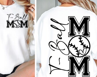 Op de afbeelding: Een wit sweatshirt met lange mouwen, voorzien van zwarte grafische tekst en een honkbalillustratie. De voorkant toont T-Ball MOM met een honkbal die de letter O vervangt. De achterkant bevat een grotere versie van hetzelfde T-Ball MOM-ontwerp.