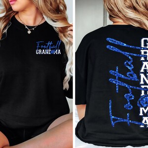 Pu&ograve; includere: Felpa nera con la scritta "Football Grandma" in glitter blu sul davanti e sul retro. Il davanti presenta la scritta in un carattere pi&ugrave; piccolo, mentre il retro la mostra in un formato verticale pi&ugrave; grande.