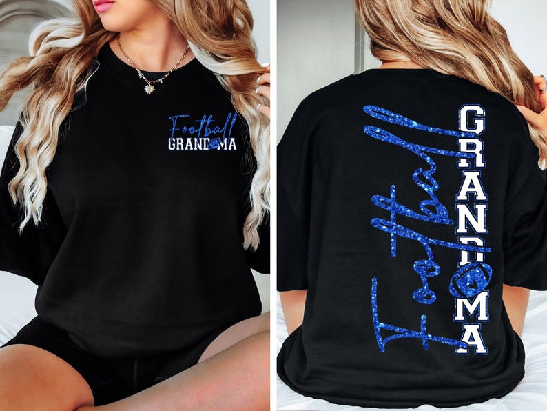 Pu&ograve; includere: Felpa nera con la scritta "Football Grandma" in glitter blu sul davanti e sul retro. Il davanti presenta la scritta in un carattere pi&ugrave; piccolo, mentre il retro la mostra in un formato verticale pi&ugrave; grande.