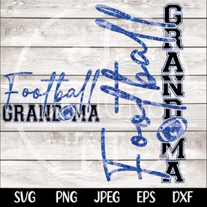 Pu&ograve; includere: Design digitale su sfondo di venature del legno bianche. Il design presenta le parole "Football Grandma" in script glitterato blu e lettere a blocchi. &Egrave; inclusa una grafica di football. La parola "Grandma" &egrave; scritta anche verticalmente.