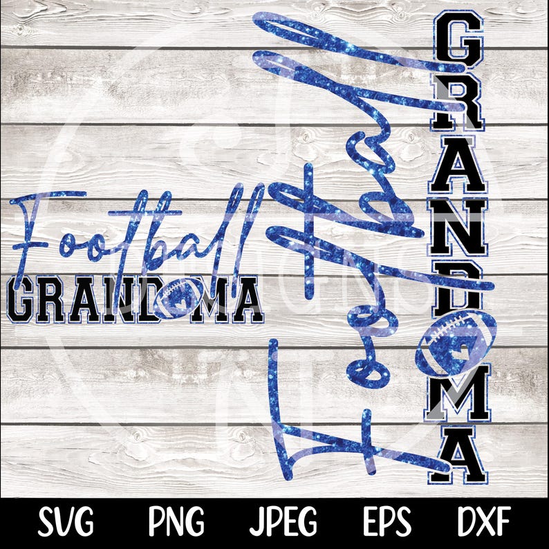 Pu&ograve; includere: Design digitale su sfondo di venature del legno bianche. Il design presenta le parole "Football Grandma" in script glitterato blu e lettere a blocchi. &Egrave; inclusa una grafica di football. La parola "Grandma" &egrave; scritta anche verticalmente.
