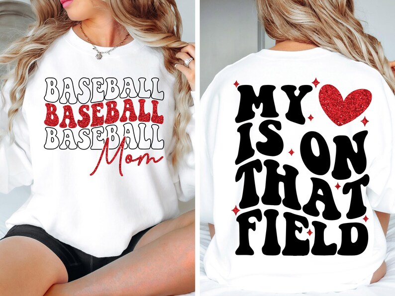 Pu&ograve; includere: Felpa bianca con testo in glitter rosso che dice "Baseball Baseball Baseball Mom" sul davanti e "My heart is on that field" con un cuore in glitter rosso sul retro.