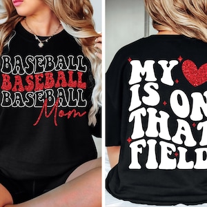 Pu&ograve; includere: Maglietta nera con testo in glitter rosso che dice "Baseball Baseball Baseball Mom" sul davanti e "My heart is on that field" con un cuore in glitter rosso sul retro.