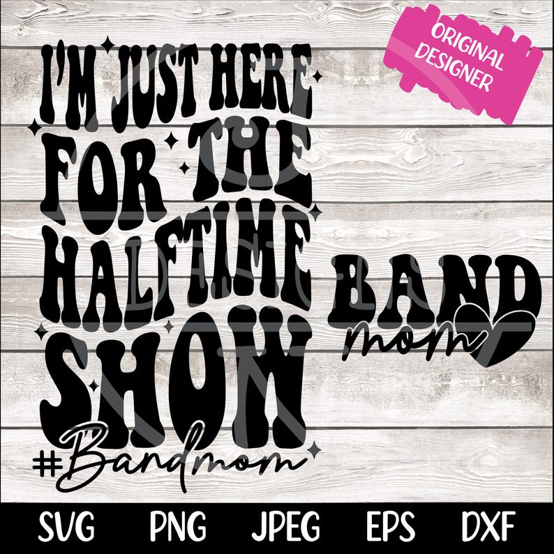 Puede incluir: Dise&ntilde;o gr&aacute;fico en blanco y negro con el texto "I'm just here for the halftime band show #bandmom".