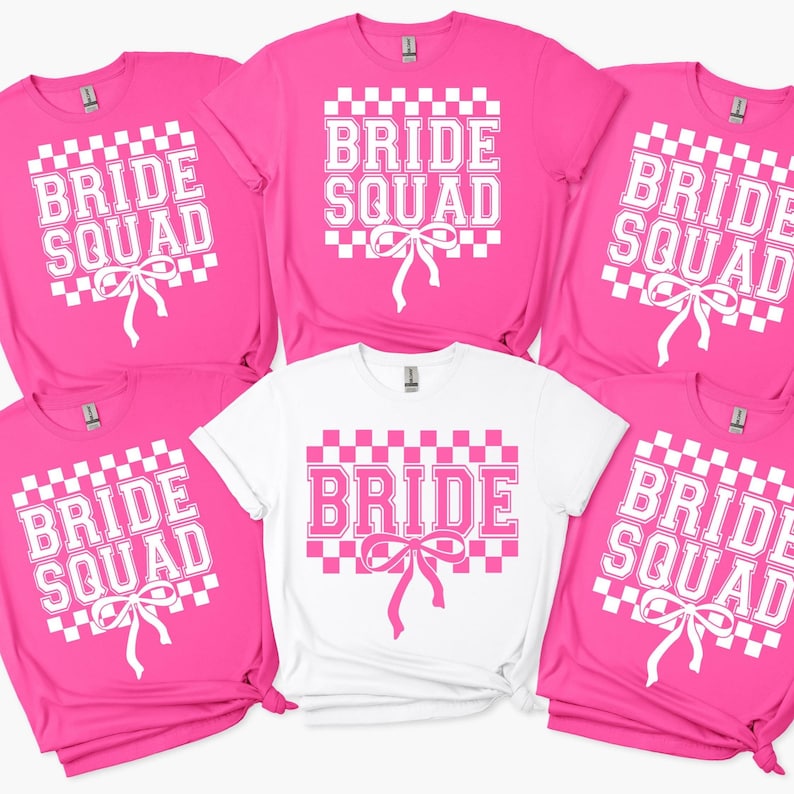 Puede incluir: Una colecci&oacute;n de camisetas rosas y blancas. Las camisetas rosas muestran "BRIDE SQUAD" en letras blancas con un fondo a cuadros y un lazo. La camiseta blanca dice "BRIDE" en letras rosas con un fondo a cuadros y un lazo.