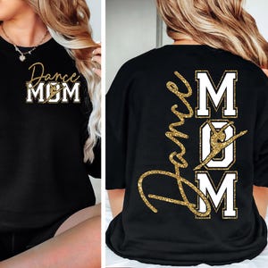 Puede incluir: Sudadera negra con la frase "Dance Mom" en letras doradas con purpurina. La parte delantera de la camiseta tiene las palabras "Dance Mom" con la silueta de una bailarina. La parte trasera de la camiseta tiene las palabras "Dance Mom" verticalmente.