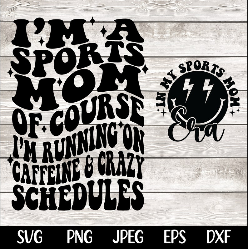 Pode incluir: Design gr&aacute;fico em preto e branco com o texto "I'm a sports mom of course I'm running on caffeine & crazy schedules" e um gr&aacute;fico menor com o texto "In my sports mom era" com raios.