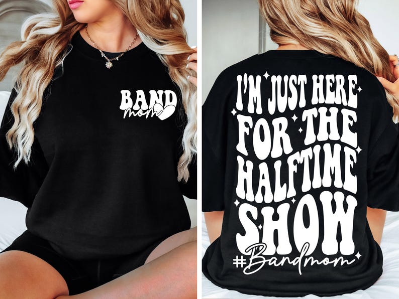 Puede incluir: Camiseta negra con texto blanco que dice "I'm just here for the halftime show #Bandmom" en la parte posterior y "Band mom" con un coraz&oacute;n en la parte delantera.
