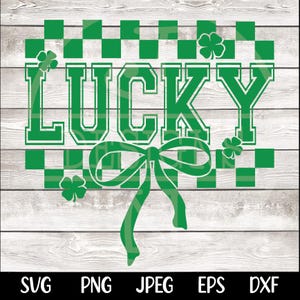 Pu&ograve; includere: Sfondo a scacchi verde e bianco con la parola "LUCKY" in un carattere bianco in grassetto. Un fiocco verde si trova sotto la parola. Ci sono piccoli disegni di trifoglio in tutta l'immagine.