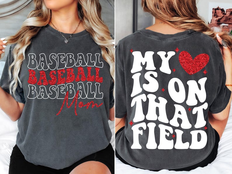 Pu&ograve; includere: Una maglietta grigia con il testo "Baseball Mom" in glitter rosso sul davanti e "My heart is on that field" in bianco sul retro con un cuore rosso glitterato.