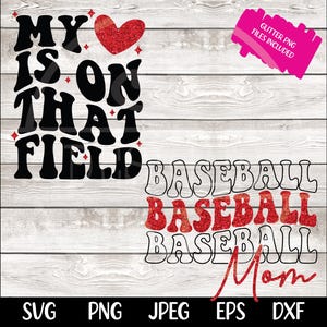 Pu&ograve; includere: Un design digitale con il testo "MY IS ON THAT FIELD" in nero con un cuore rosso glitterato. Sotto il testo, la parola "BASEBALL" &egrave; ripetuta tre volte in bianco con un contorno rosso glitterato. L'ultimo "BASEBALL" &egrave; seguito dalla parola "Mom" in rosso glitterato. Il design &egrave; su uno sfondo a effetto legno.