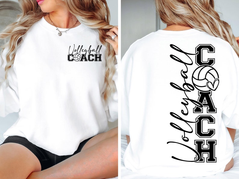 K&ouml;nnte beinhalten: Wei&szlig;er Pullover mit schwarzem Text, der auf der Vorderseite "Volleyball COACH" und auf der R&uuml;ckseite "COACH" mit einem Volleyball und einem Herzmotiv lautet.