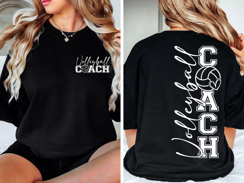 K&ouml;nnte beinhalten: Schwarzes T-Shirt mit wei&szlig;em Text, der auf der Vorderseite "Volleyball Coach" und auf der R&uuml;ckseite vertikal "Volleyball COACH" mit einer Volleyballgrafik lautet.
