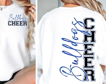 Può includere: Felpa bianca con la scritta "Bulldogs CHEER" in blu e nero. Il testo frontale è in corsivo, mentre il testo posteriore è verticale.