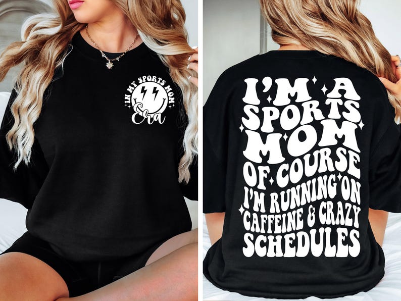Pode incluir: Camiseta preta com texto branco que diz "Eu sou uma m&atilde;e esportiva, claro que estou correndo na cafe&iacute;na e em hor&aacute;rios loucos". A frente da camiseta tem um rosto sorridente branco com raios e o texto "Na minha era de m&atilde;e esportiva".