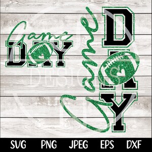 K&ouml;nnte beinhalten: Digitales Design mit den Worten "Game Day" in Schwarz und Gr&uuml;n, mit Fu&szlig;b&auml;llen mit Glitzereffekt. Das Design ist vor einem hellen Holzmaserungshintergrund platziert. Dateiformate sind SVG, PNG, JPEG, EPS und DXX.