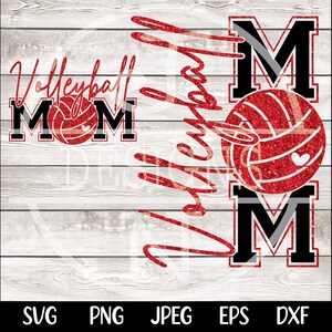 Peut inclure: Un motif rouge paillet&eacute; avec les mots "Volleyball Mom" en &eacute;criture cursive et en lettres majuscules. Le motif comprend un ballon de volley-ball avec un c&oelig;ur et le mot "MOM" en lettres noires. Le fond est un grain de bois gris clair.
