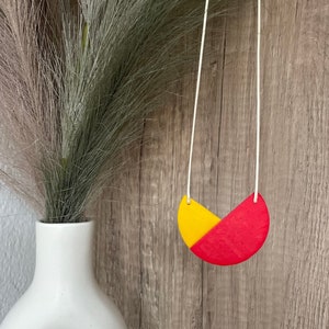Ketting van geometrische polymeerklei: zonnebloemgeel en Indiaas rood, handgemaakt in Griekenland