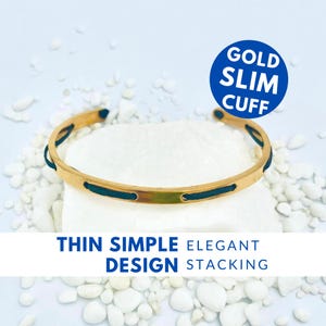 Può includere: Bracciale rigido sottile in oro con dettagli in pelle nera. Design sottile, semplice ed elegante, da sovrapporre.