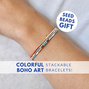 Puede incluir: Pulseras apilables de cuentas de semillas coloridas en tonos naranja, turquesa, blanco y dorado, en un brazo. La imagen incluye el texto "SEED BEADS GIFT" y "COLORFUL STACKABLE BOHO ART BRACELETS!"