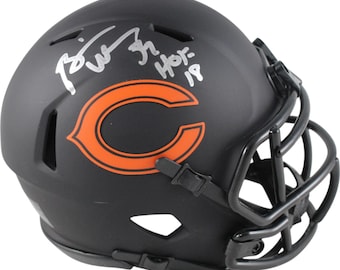Könnte beinhalten: Schwarzer Mini-Footballhelm mit einem orangefarbenen Chicago Bears-Logo und einer silbernen Unterschrift mit dem Text "Justin Fields HOF 19".