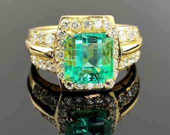 Certified 18K Gold Ring with Colombian Emerald