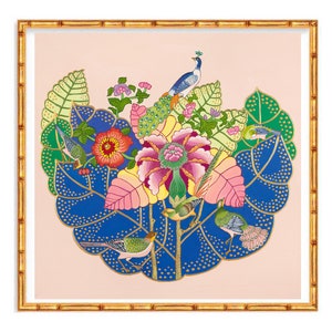 Peut inclure: Une illustration colorée d'un paon, d'oiseaux et de fleurs sur un fond rose. Le paon est perché sur une branche, les plumes de sa queue déployées. Les oiseaux volent autour des fleurs. Les fleurs sont en fleurs et ont des pétales roses, jaunes et rouges.