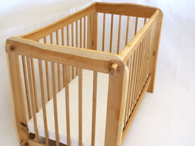 Live Edge Cot Baby Bio Furniture Barneseng Kinderbett Spj\u00e4ls\u00e4ng Natural Edge Larch Crib Waney Edge Lit de B\u00e9b\u00e9 Lettino Cherry