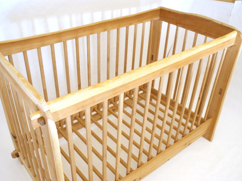 Live Edge Cot Baby Bio Furniture Barneseng Kinderbett Spj\u00e4ls\u00e4ng Natural Edge Larch Crib Waney Edge Lit de B\u00e9b\u00e9 Lettino Cherry