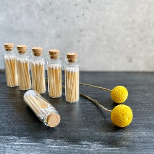 Passend zu | Streichholzdose | 20 Farbige Streichhölzer | Streik auf Flasche | Glasfläschchen | Klassische 2 &quot;Spiele