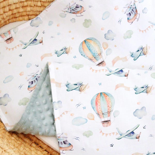 Manta personalizada para bebé con diseño de globo aerostático, ropa de cama infantil con temática de avión, regalo personalizado para recién nacidos con espíritu aventurero.