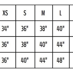 Puede incluir: Tabla que muestra las medidas del pecho en pulgadas para diferentes tallas de camisetas ajustadas para mujer/slim fit, camisetas unisex y sudaderas. Las tallas incluyen XS, S, M, L, XL, XXL y 3XL.