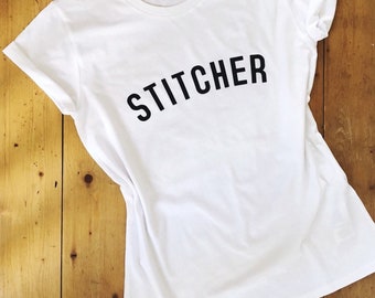 Camiseta STITCHER // Camiseta de mujer con logo de stitcher // algodón orgánico fairtrade // regalos para alcantarillas // regalos para artesanos // regalos para ella