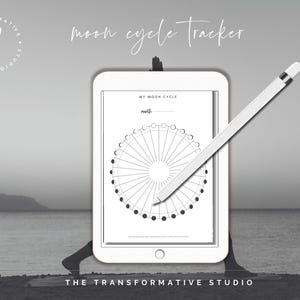 Könnte beinhalten: Ein schwarz-weißer druckbarer Mondzyklus-Tracker auf einem weißen Tablet mit einem weißen Stift. Das Tablet befindet sich an einem Strand mit einer Person, die im Hintergrund geht. Der Text auf dem Tablet lautet "My Moon Cycle" und "month".