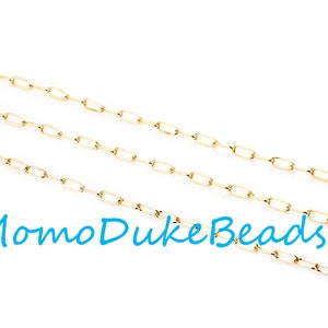 Könnte beinhalten: Drei Stränge goldene Kette, jede mit einer verlinkten ovalen Form. Die Kette liegt auf einem weißen Hintergrund. Der Text "MomoDukeBeads" ist im unteren mittleren Bereich des Bildes sichtbar.