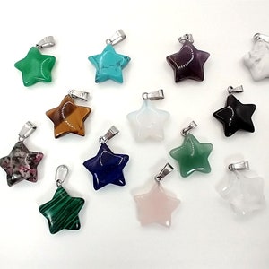 Könnte beinhalten: Sortiment von 12 sternförmigen Anhängern aus verschiedenen Edelsteinen, darunter grüner Aventurin, Türkis, Amethyst, weißer Howlith, Tigerauge, weißer Jade, schwarzer Onyx, Rosenquarz, Lapislazuli, Malachit und rosa Amethyst. Jeder Anhänger hat eine silberne Öse.