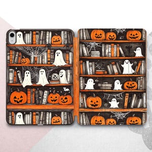 Puede incluir: Una funda para teléfono con temática de Halloween con un diseño de una estantería llena de libros, calabazas y fantasmas. La funda está hecha de un material plástico duro y tiene un fondo negro.
