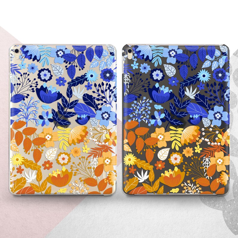 Peut inclure: Deux coques de tablette avec des motifs floraux. L'une pr&eacute;sente un d&eacute;grad&eacute; de fleurs et de feuilles bleues et oranges sur un fond transparent. L'autre coque a un design similaire, mais avec un fond gris fonc&eacute;. Les coques sont rectangulaires et ont des coins arrondis.