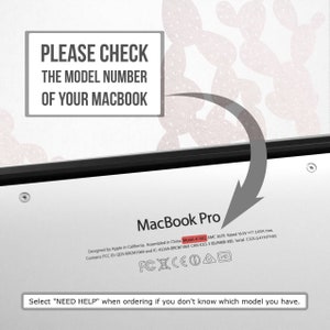 Może przedstawiać: Zbliżenie na srebrny laptop MacBook Pro z numerem modelu A1502 i tekstem "PLEASE CHECK THE MODEL NUMBER OF YOUR MACBOOK" nadrukowanym na g&oacute;rze laptopa.