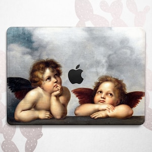Puede incluir: Una piel para portátil con una pintura de la época del Renacimiento de dos querubines con alas, uno con un ala roja y otro con un ala negra. Los querubines miran hacia arriba y tienen las manos en la barbilla. El logotipo de Apple es visible en el centro de la piel.