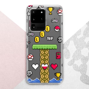 Op de afbeelding: Een doorzichtig smartphonehoesje met een pixel art ontwerp met diverse gaming iconen zoals gouden munten, een groen platform, harten, trofeeën, paddenstoelen, gamecontrollers en de tekst 1UP op een grijze achtergrond.