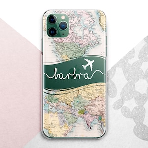 Puede incluir: Funda transparente para teléfono con diseño de mapa del mundo. Una pancarta verde oscuro muestra el nombre "barbra" en escritura blanca, con un gráfico de avión blanco. La funda está diseñada para un smartphone.