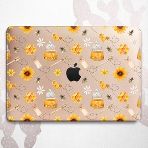 Könnte beinhalten: Eine roségoldene Laptop-Haut mit einem sich wiederholenden Muster aus Honiggläsern, Honigwaben, Sonnenblumen, Gänseblümchen, Bienen und hölzernen Honiglöffeln. Der Text "HONEY" ist auf den Honiggläsern aufgedruckt.