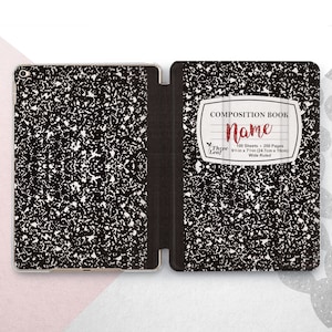 Puede incluir: Una cubierta de cuaderno de composición en blanco y negro con el texto "COMPOSITION BOOK" y "Name" en un cuadro rojo. El cuaderno mide 23 cm x 19 cm y tiene 100 hojas o 200 páginas. El cuaderno está rayado.