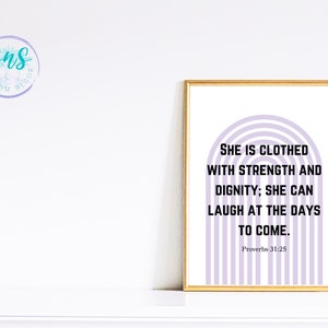 Puede incluir: Un diseño de arte de pared imprimible con un arcoíris rayado de color morado y blanco. El texto dice "Ella está vestida de fuerza y dignidad; ella puede reírse de los días que vendrán. Proverbios 31:25"