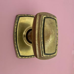 Manija de pomo central eduardiano recuperado de latón extragrande para puerta de entrada, aldaba para cartas, muebles principales, decoración, tienda de artículos decorativos antiguos