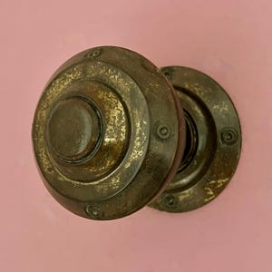 Manija central grande de latón antiguo recuperado de estilo victoriano para puerta de entrada, aldaba para cartas y correo