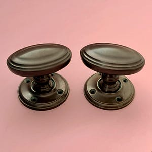 再生真鍮製エドワード朝様式装飾ドアハンドルノブ取っ手（ペア）、家具用モルティスロック、ヴィンテージアンティークインテリア